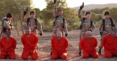 بالصور.. أطفال داعش ينفذون إعداما جماعيا "بدم بارد" فى سوريا