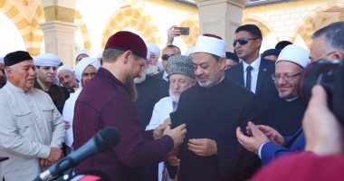 الرئيس الشيشانى يمنح شيخ الأزهر وسام المواطنة الفخرية 