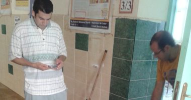 بالصور.. مدير مدرسة بالشيخ زايد وأولياء أمور ينظمون حملة لنظافة المبنى