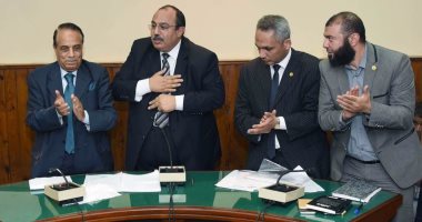 محافظ الاسكندرية يقف احتراما لدور نواب البرلمان ويطالب بتعديل القوانين العقيمة