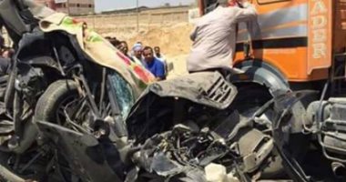 توقف حركة المرور بسبب تصادم سيارتين أعلى محور الشهيد بمدينة نصر