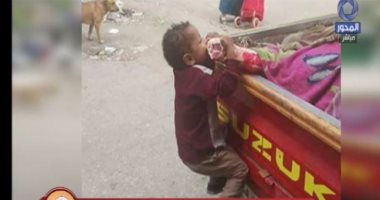 بعد صورته المؤلمة.. "طفل اللحمة" يشارك فى تقطيع اللحوم بمنافذ البيع 