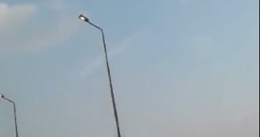بالفيديو.. أعمدة إنارة مضاءة نهاراً أعلى الدائرى بمنزل طريق السويس 