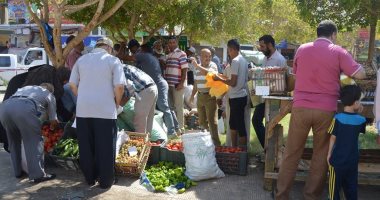 بالصور.. معرض لبيع المنتجات الزراعية بالخارجة بسعر التكلفة