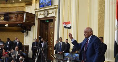بالفيديو والصور.. على عبدالعال يرفع علم مصر احتفالاً بإقرار بناء الكنائس