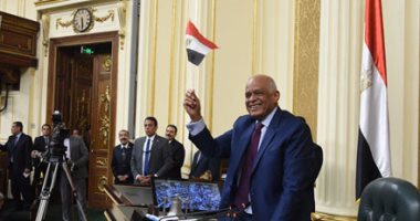 عَلم مصر وشعارات الوحدة الوطنية  فى البرلمان بعد إقرار قانون بناء الكنائس