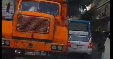 بالفيديو.. سيارة نقل ثقيل تسير عكس الطريق بشارع السودان نهارا