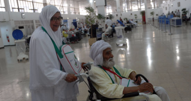 السفير الفلسطينى يصل مطار القاهرة لتوديع "حجاج غزة" 
