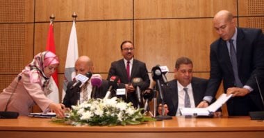 بالصور.. "المصرية للاتصالات" توقع اتفاقية الرخصة الرابعة للمحمول