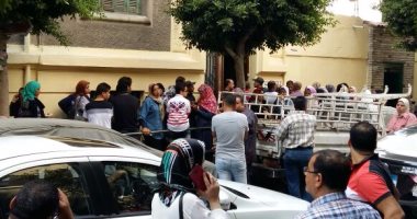 بالصور.. تجمهر أولياء الأمور أمام مدرسة بالإسكندرية احتجاجا على حكم إخلائها