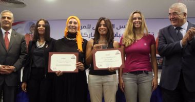 بالصور.. رئيس القومى للمرأة للاعبة هداية ملاك: "سيدات مصر بكوا بعد فوزك بالميدالية"