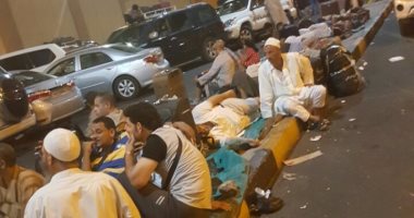 بالصور.. مسافرون يفترشون أرض ميناء سفاجا بعد تأخر إبحار العبارة "الرياض"