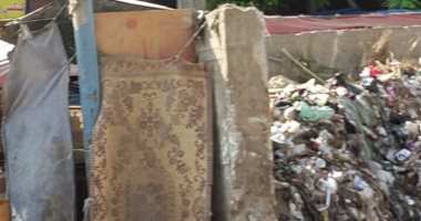 بالصور.. تراكم تلال القمامة فى شارع السد على مقربة من مسجد السيدة زينب
