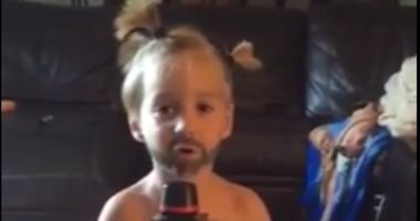 بالفيديو.. طفل عمره 4 سنوات يتفوق على نجوم المصارعة الحرة