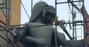 مصمم تمثال "أم البطل" المشوه بسوهاج: "هعدله وهيبقى تمام"