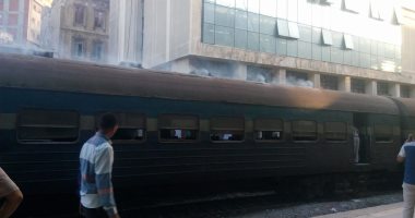 شاهد .. تصاعد أدخنة من عربة قطار داخل محطة مصر في الإسكندرية