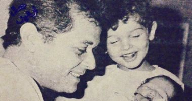 نوستاليجا النجوم.. كريم محمود عبد العزيز ينشر صورة عمرها 31 سنة مع والده