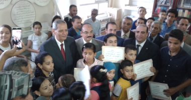  بالصور.. وزير التعليم يكرّم 20 طالباً من أوائل الابتدائية والإعدادية