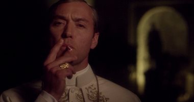 بالصور.. " The Young Pope " يثير الجدل بعد عرضه بمهرجان "فينسيا".. المسلسل يتحدث عن أول بابا كاثوليكى أمريكى فى التاريخ.. ويناقش مناطق شائكة.. ويصف البابا بجنون العظمة.. ويظهره مدخن شره للسجائر