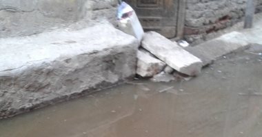 بالصور.. شوارع قرية "صفانية" بالمنيا تغرق فى مياه الصرف الصحى