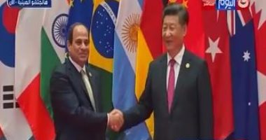 السيسي يصافح رئيس الصين لحظة دخوله قاعة قمة العشرين