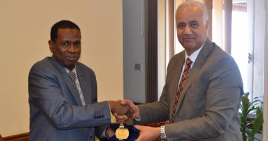 نائب رئيس جامعة الإسكندرية يستقبل سفير تنزانيا للتعاون الإكاديمى 