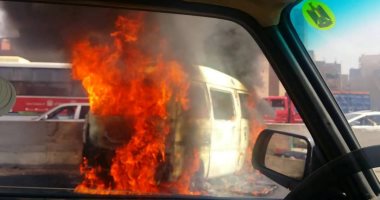 بالفيديو والصور.. اشتعال النيران فى "ميكروباص سوزوكى" على دائرى المعادى