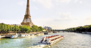 الباريسيون يشاهدون السينما من قوارب على نهر السين