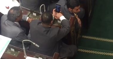 بالفيديو.. النائب على عبد الونيس يلتقط "سيلفى" بالجلسة الختامية بمجلس النواب