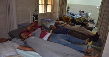 بالصور.. إضراب 17 موظفا بمستشفى إسنا المركزى عن الطعام