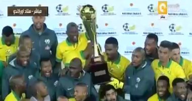 بالفيديو.. تسليم كأس "مانديلا" لجنوب أفريقيا بعد الفوز على الفراعنة