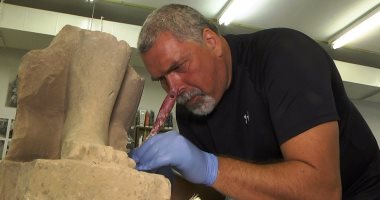 بالصور.. إسرائيل تعثر على رجل تمثال للملك "نيفرو" وتضعه فى متحفها
