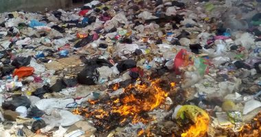 بالصور.. عدد من أهالى طنطا يشكون من انتشار القمامة بشوارع المدينة الرئيسية 