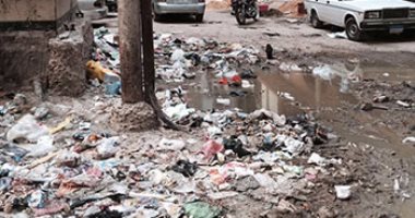 بالصور.. القمامة والصرف الصحى تغمر أبراج الصيانة بغرب مدينة كفر الشيخ