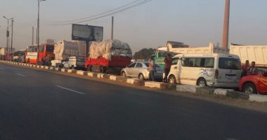 سقوط حمولة سيارة قمح على طريق "القاهرة- الإسكندرية" الزراعى بشبرا الخيمة