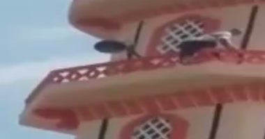 بالفيديو..معاق يحاول الانتحار من أعلى مئذنة بكفر الشيخ بعد هدم الأمن"كُشكه"