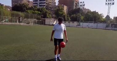 خالد النبوى يتدرب على كرة القدم "على تويتر" : صباح الرياضة