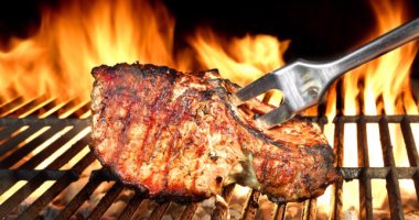 خبير تغذية: وضع الفحم مع اللحوم المشوية قد يسبب ألزهايمر والسرطان