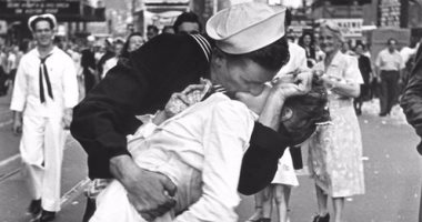 وفاة صاحبة أشهر قبلة احتفالا بانتهاء الحرب العالمية الثانية