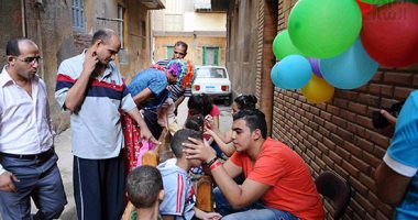 كنيسة فى "شبرا" تحتفل بـ"عيد الأضحى".. والشباب يوزعون البلالين على الأطفال