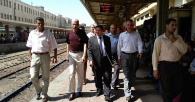 رئيس هيئة السكة الحديد يتابع حركة قطارات العيد بمحطة مصر