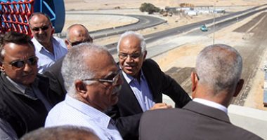 وزير النقل يتفقد طريق "القاهرة - السويس".. ويؤكد: افتتاحه فى أكتوبر