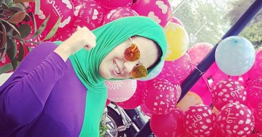 شاهد الفنانة دنيا عبد العزيز بإطلالة مميزة مرتدية "الحجاب" بعد صلاة العيد
