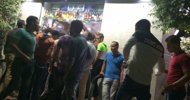 بالصور..عشرات المواطنين أمام محلات الخمور بالدقهلية فى أولى ساعات يوم العيد 