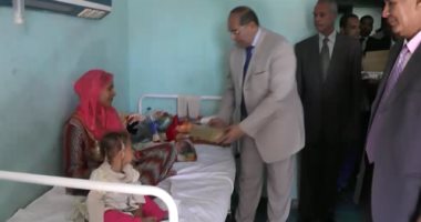 بالفيديو.. محافظ سوهاج يقدم الهدايا للمرضى بمناسبة عيد الأضحى