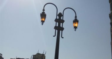قارئ يرصد بالصور مصابيح إنارة مضاءة نهارا فى ميدان رمسيس