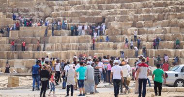 المصريون يودعون العيد.. 11ألفا و500 زائر فى منطقة الهرم