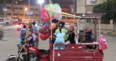 بالفيديو والصور.. الحنطور والمراجيح وركوب الخيل مظاهر العيد بدمنهور