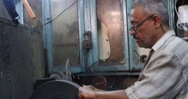 بالفيديو والصور.. "الحاج عادل رجب" أقدم سنان سكاكين بسوق المنشية فى الإسكندرية