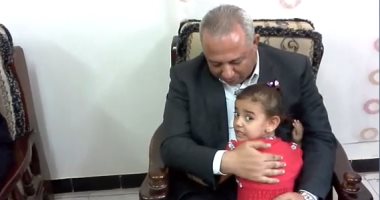 بالفيديو .. طفلة يتيمة تلقى بنفسها فى حضن محافظ الشرقية